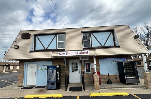 Des Plaines Apartment | King Bed Non-Smoking