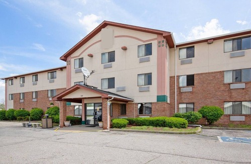Portage Apartment | King Bed | Non-Smoking