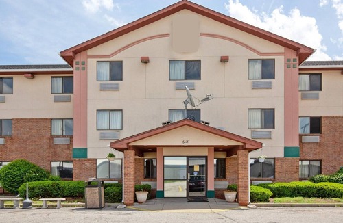 Portage Apartment | King Bed | Non-Smoking