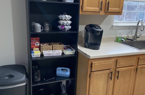 Ottawa House | King size bed! Pet friendly 3bd 1 bath house with garage 0.7 mi to downtown.