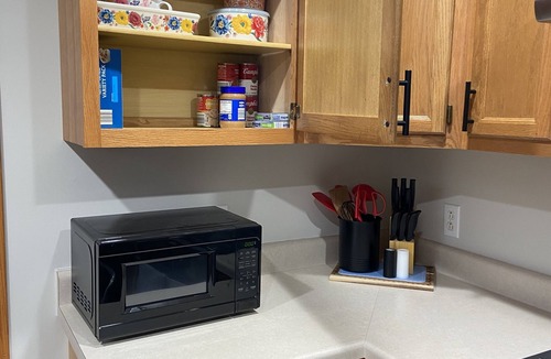 Ottawa House | King size bed! Pet friendly 3bd 1 bath house with garage 0.7 mi to downtown.