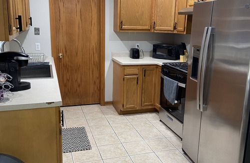 Ottawa House | King size bed! Pet friendly 3bd 1 bath house with garage 0.7 mi to downtown.