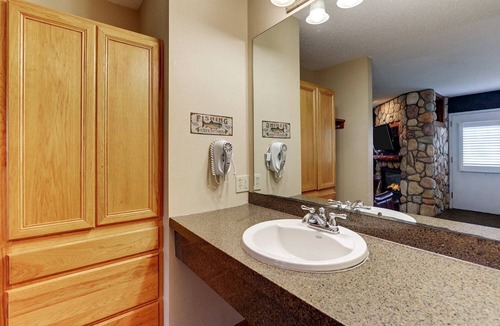 Peoria Hotel | Kitchenette Themed Suite in Stoney Creek Peoria! In-room Dry Bar | 3 Units