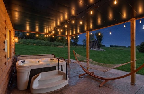 Leland Cabin | KwikStay: Amish Country Lodge/Hottub & Sauna