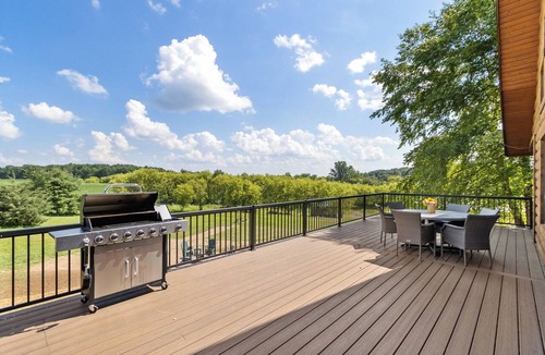 Leland Cabin | KwikStay: Amish Country Lodge/Hottub & Sauna