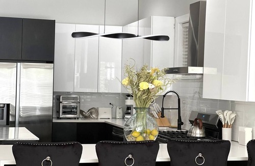 Woodlawn Apartment | La Casa Negra Chicago, Beautiful 3 Bed 2 Bath near Lake in Chicago