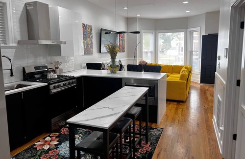 Woodlawn Apartment | La Casa Negra Chicago, Beautiful 3 Bed 2 Bath near Lake in Chicago
