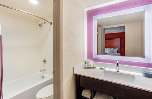 Elk Grove Village Hotel | La Quinta Inn by Wyndham Chicago O'Hare Airport