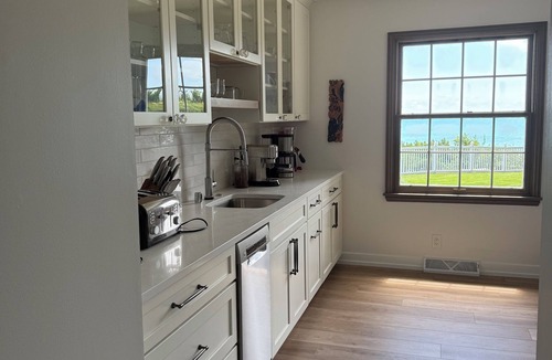 North Bay House | "Lady Blue" -Beach Home with Private Beach on Lake Michigan - HOT TUB AND SAUNA