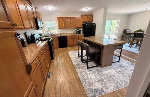 Manchester House | Lake Delhi Acreage w/Bunkhouse, Views & Parking
