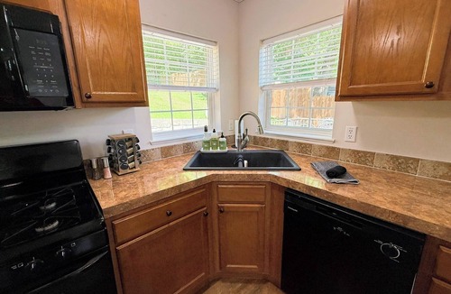 Manchester House | Lake Delhi Acreage w/Bunkhouse, Views & Parking