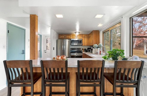 Como House | Lake Geneva Cozy Retreat – Game Room, Sleeps 16, Walk to Lake Como