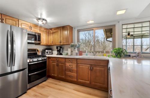 Como House | Lake Geneva Cozy Retreat – Game Room, Sleeps 16, Walk to Lake Como