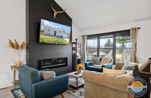 Como House | Lake Geneva Family House Pool Table Fireplace and Sleeps 10
