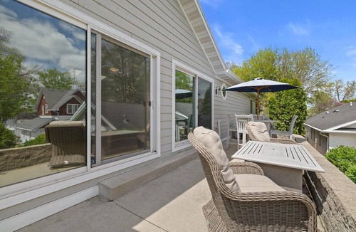 Williams Bay House | Lake House Retreat-Ideal Location! Only Steps to Lake, Pier 290 & Gage Marine 😎👍