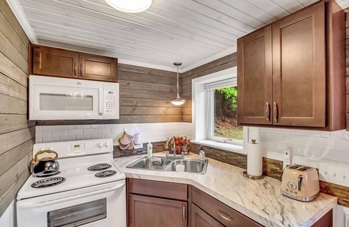 Montague Cottage | Lake Michigan Couples Retreat - King Bed - Beach Access