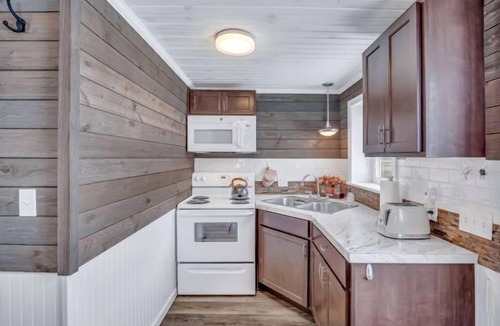 Montague Cottage | Lake Michigan Couples Retreat - King Bed - Beach Access