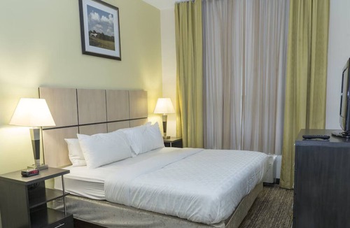 Stevensville Hotel | Lake Michigan Escape: Queen Suite & Gym