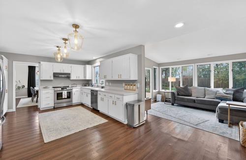 Racine House | Lake Michigan Getaway! Lake Views, 4BR/3BA, Walk to Beach in Quiet Neighborhood