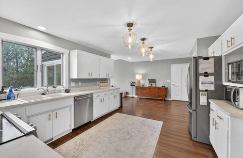 Racine House | Lake Michigan Getaway! Lake Views, 4BR/3BA, Walk to Beach in Quiet Neighborhood