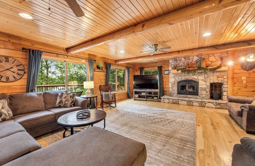 Friendship Ski Chalet | Lakefront-Bar-Arcade-30 min to WI Dells-Water Toys