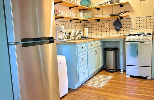 Mayfield Cottage | Lakefront Cabin - Hot Tub, Kayaks, Canoe, Pedal boat, Fishing Dock- Pet friendly