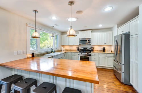 Lake Koshkonong Cottage | Lakefront Edgerton Cottage w/Deck & Grill!