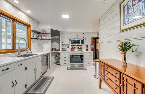 Eagle River Cottage | Lakefront Home w/Fire Pit in Eagle River