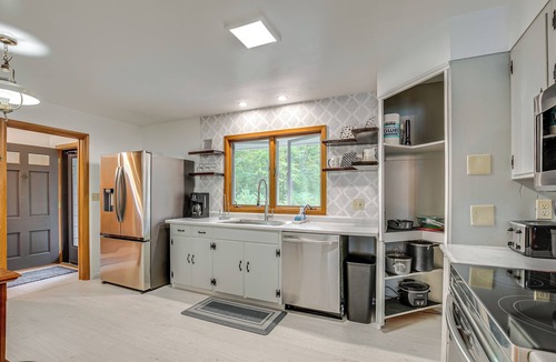 Eagle River Cottage | Lakefront Home w/Fire Pit in Eagle River