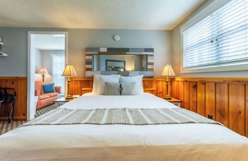 Whitehall Resort | Lakefront Queen Room with Twin sofa sleeper