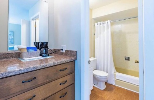 Whitehall Resort | Lakefront room that sleeps 5