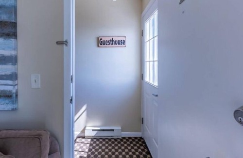 Whitehall Resort | Lakefront room that sleeps 5