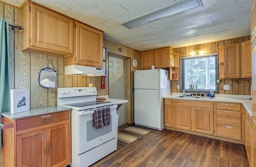 Townsend Cabin | Lakefront Townsend Cabin w/Fire Pit & Dock!