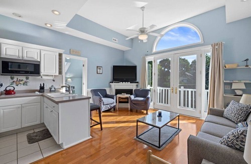 Lake Geneva Apartment | `Lakeloft` Adoring Flat