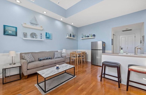 Lake Geneva Apartment | `Lakeloft` Adoring Flat
