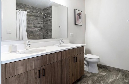 Logan Square Apartment | Landing at Logan Apartments - Studio in Logan Square