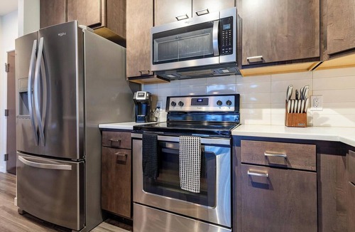 Milwaukee Apartment | Landing | Modern 1BD, Courtyard, Clubhouse