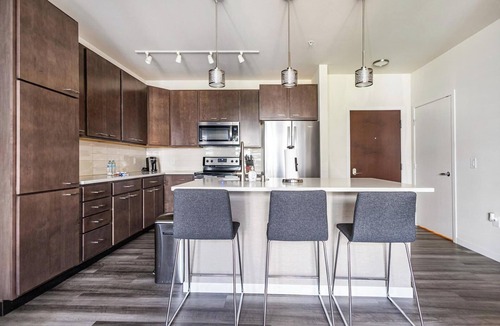 Milwaukee Apartment | Landing | Modern 1BD, Gym, Courtyard