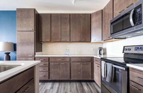 Milwaukee Apartment | Landing | Modern 1BD, Gym, Courtyard
