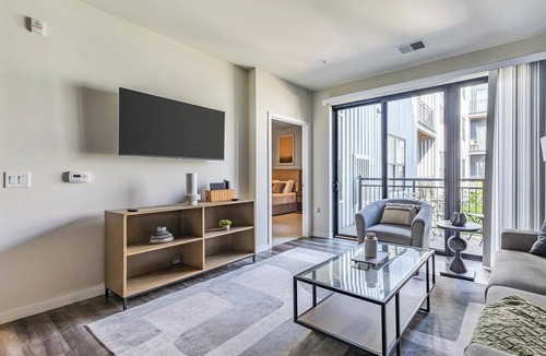 Milwaukee Apartment | Landing | Modern 1BD, Gym, Courtyard