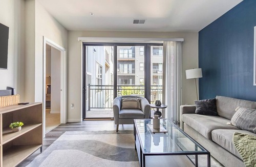 Milwaukee Apartment | Landing | Modern 1BD, Gym, Courtyard