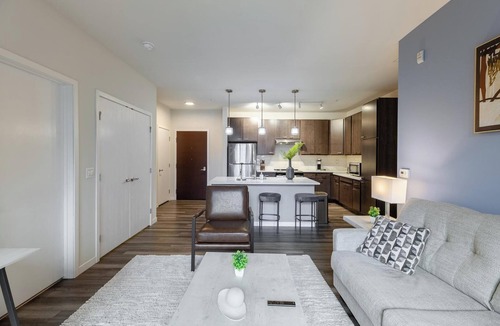 Milwaukee Apartment | Landing | Stunning 2BD, Courtyard, Clubhouse