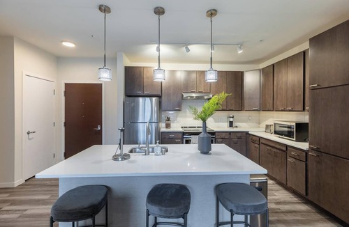 Milwaukee Apartment | Landing | Stunning 2BD, Courtyard, Clubhouse