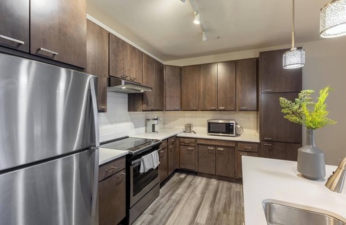 Milwaukee Apartment | Landing | Stunning 2BD, Courtyard, Clubhouse
