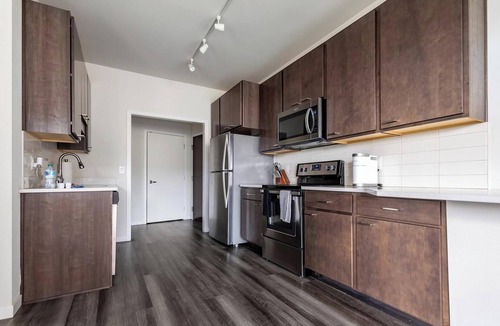 Milwaukee Apartment | Landing | Stylish 2BD, Clubhouse, Courtyard
