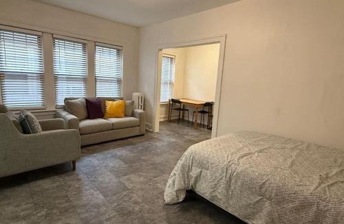 Edgewater Beach Apartment | Large 2 Room Studio - Great Transportation