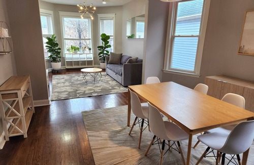 Logan Square Apartment | Large 3 bdrm/dining in the heart of Logan Square mins to DOWNTOWN