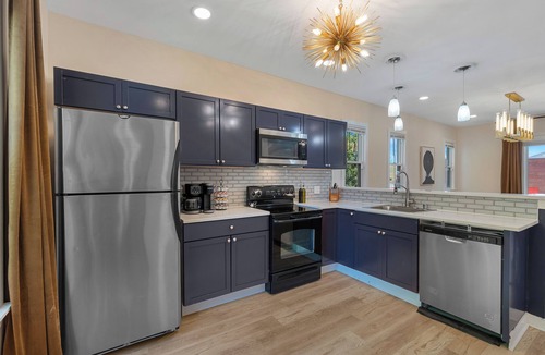 Marquette House | Large 5 bdr near DT, perfect for groups and families! Games, bar, free parking!