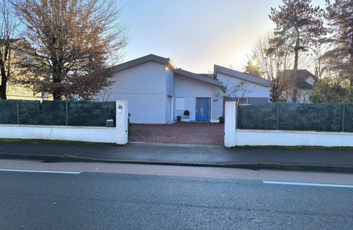 Saint-Avertin House | Large bright house for 6 people - Enclosed courtyard for 3 vehicles - Terrace