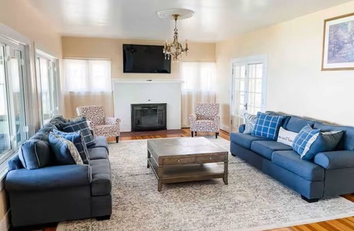 McHenry House | Large Lakefront Retreat on Pistakee Lake - 6BR/3.5BA